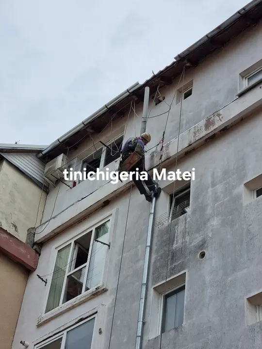 Lucrări la înălțime pe fațada unui bloc