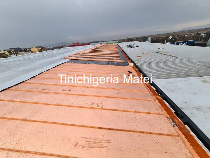 Tablă fălțuită cărămizie pe o clădire lungă