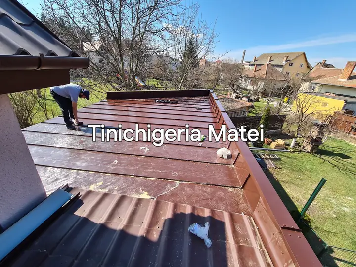 Tablă fălțuită maro, în lucru
