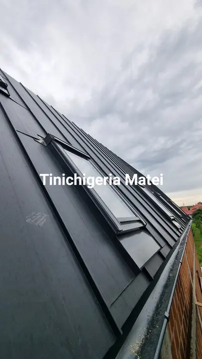 Tablă fălțuită antracit lângă fereastra de mansardă