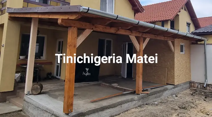 Pergolă din lemn cu acoperiș, la intrarea în casă