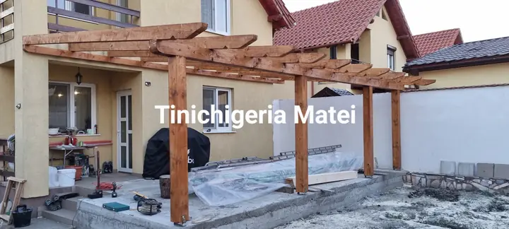 Pergolă din lemn masiv, în lucru