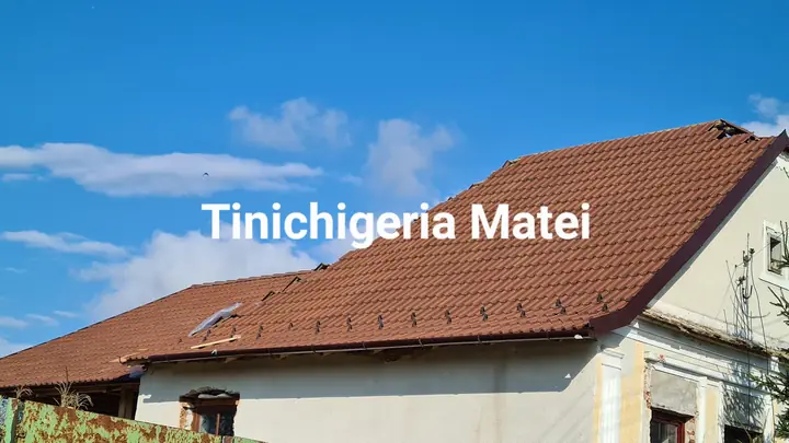 Casă cu acoperiș nou din țiglă maro