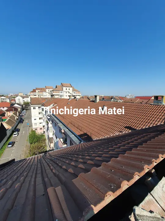 Acoperiș maro deasupra orașului