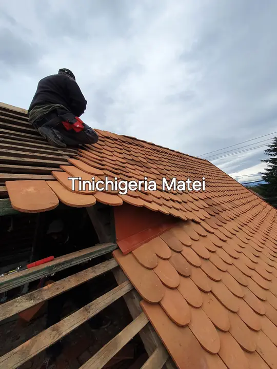 Țiglă solzi, montată bucată cu bucată